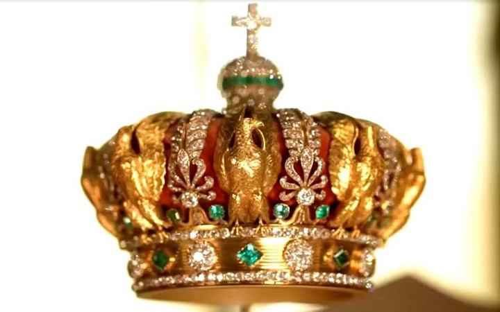 ল্যুভ মিউজিয়ামে চুরির সময় ফেলে যায় সম্রাজ্ঞীর মুকুট