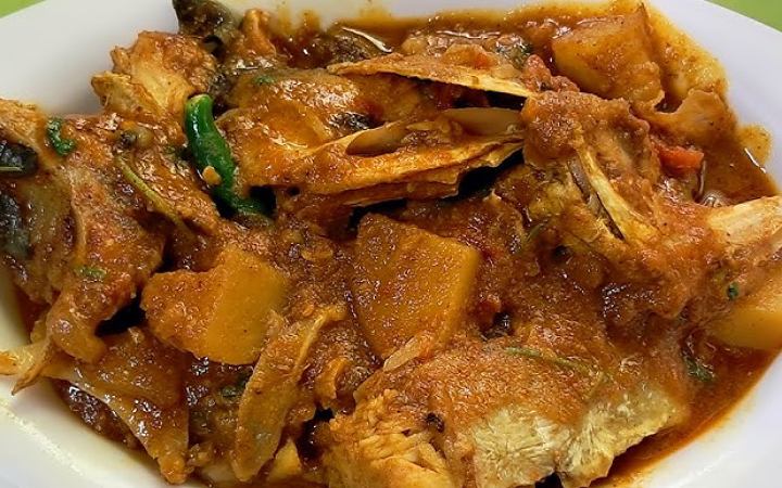 রুই মাছের মাথা দিয়ে আলু চ্চড়ি