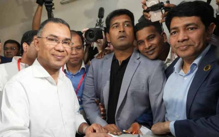 ঢাকার গুলশানের মডেল স্কুল ভোটকেন্দ্রে ভোট দিলেন তারেক রহমান