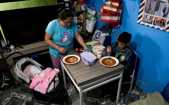 আর্জেন্টিনায় খাবার কিনতে নিতে হচ্ছে ঋণ