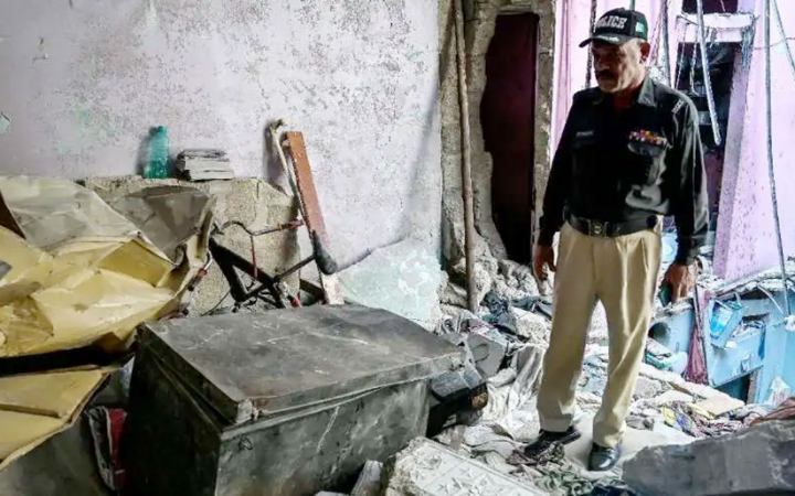 পাকিস্তানে বিস্ফোরণের জেরে ভবনধস,নিহত ১৬