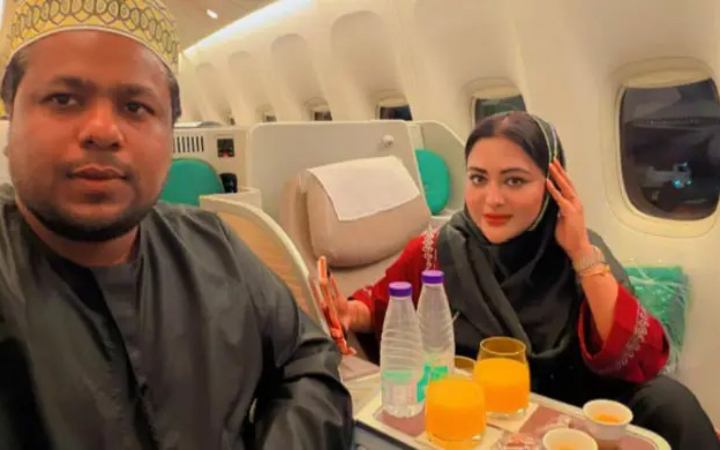 পবিত্র ওমরাহ পালনের জন্য সৌদি আরবে গেছেন তানহা তাসনিয়া