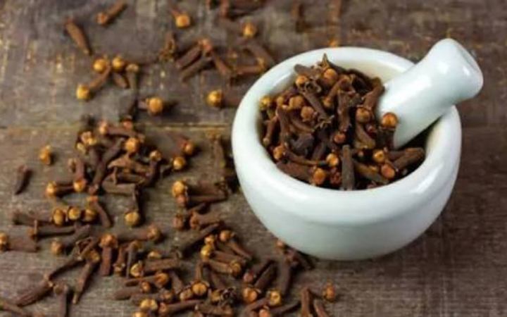 জেনে নিন ঘুমানোর আগে লবঙ্গ খাওয়ার উপকারিতা