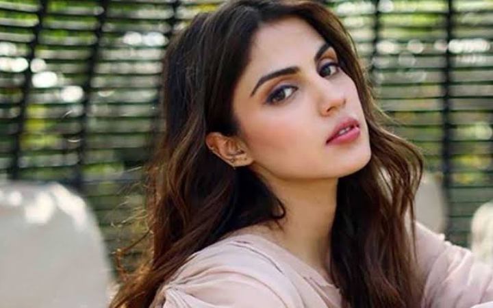 বুদ্ধিমত্তার দুনিয়ায় পা রাখলেন বলিউড অভিনেত্রী রিয়া চক্রবর্তী