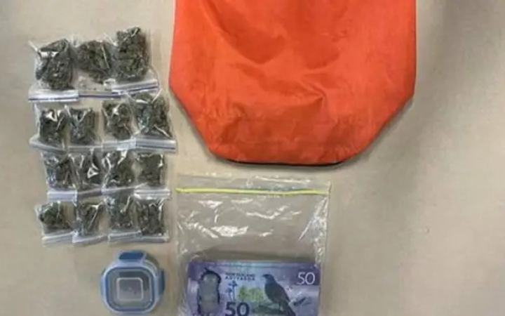 ভুলে গাঁজাভর্তি ব্যাগ দান করলো কিশোর-কিশোরী