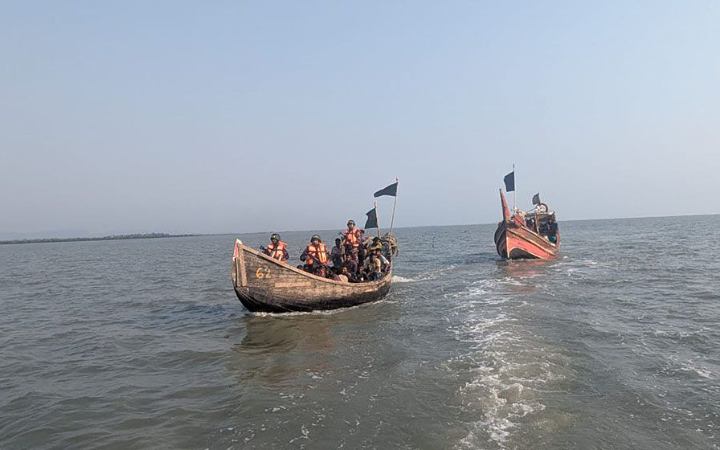 চার জেলেকে ধরে নিয়ে গেলো আরাকান আর্মি