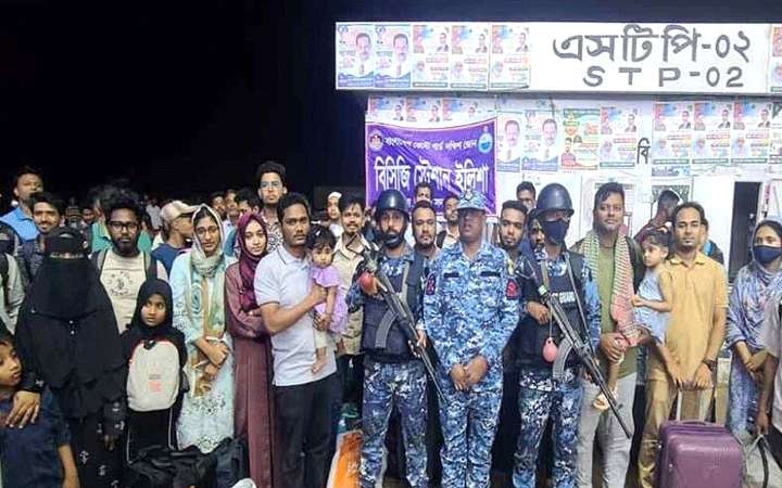 প্রবল ঝড়ের কবলে আটকে পড়া লঞ্চ থেকে ৮০ জন যাত্রী উদ্ধার