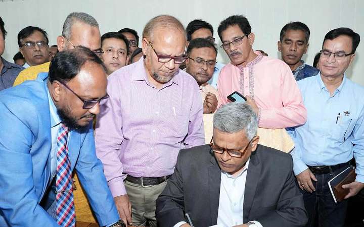 রাজশাহী বিশ্ববিদ্যালয়ে যোগদান করলেন নবনিযুক্ত উপাচার্য