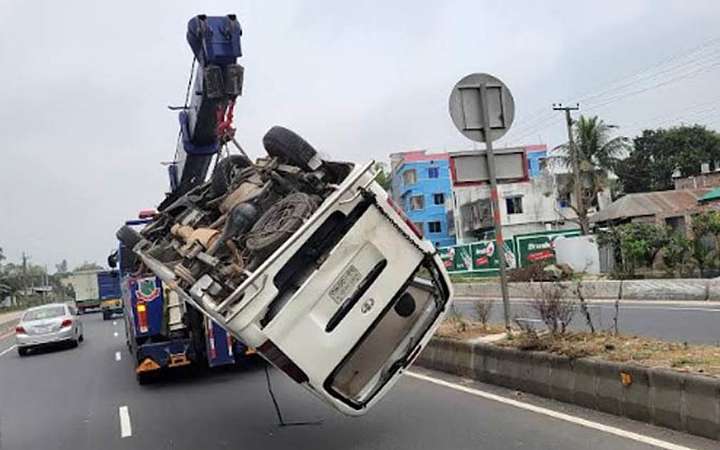 শেরপুরে মাইক্রোবাসের সিলিন্ডার বিস্ফোরণে নিহত ৩