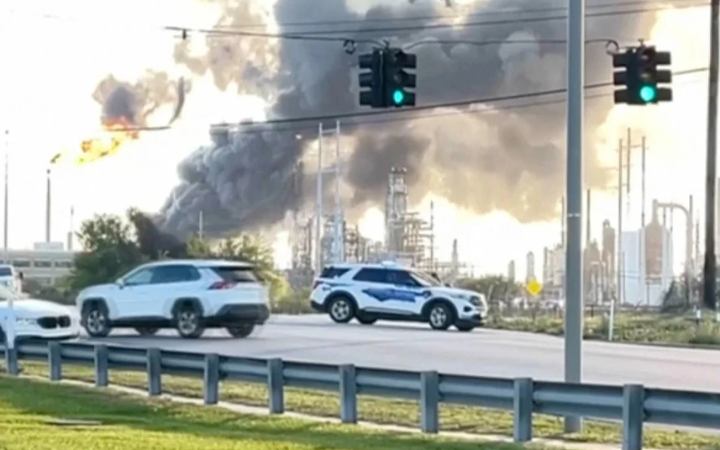 যুক্তরাষ্ট্রে তেল শোধনাগারে ভয়াবহ বিস্ফোরণ