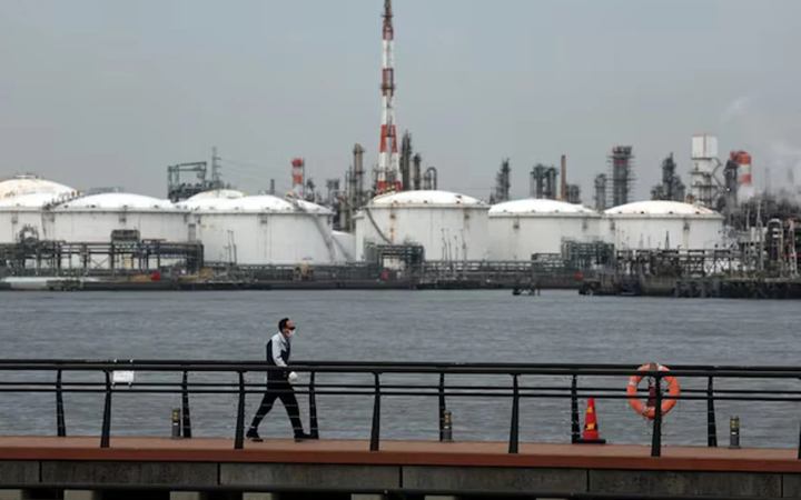 রাষ্ট্রীয় তেল মজুদ ছাড়তে শুরু করেছে জাপান