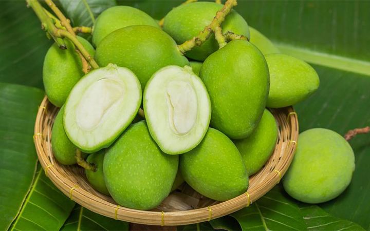 জেনে নিন গরমে কাঁচা আম খাওয়ার উপকারিতা