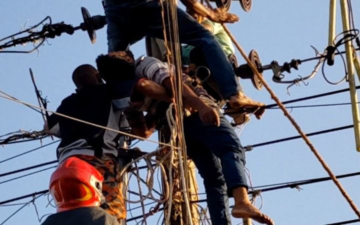 পঞ্চগড়ে বিদ্যুতের তার মেরামতের সময় প্রাণ গেল লাইনম্যানের
