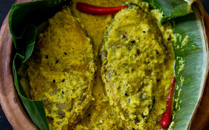 বৈশাখ আয়োজনে পাতে রাখুন কলা পাতায় ভাপা ইলিশ