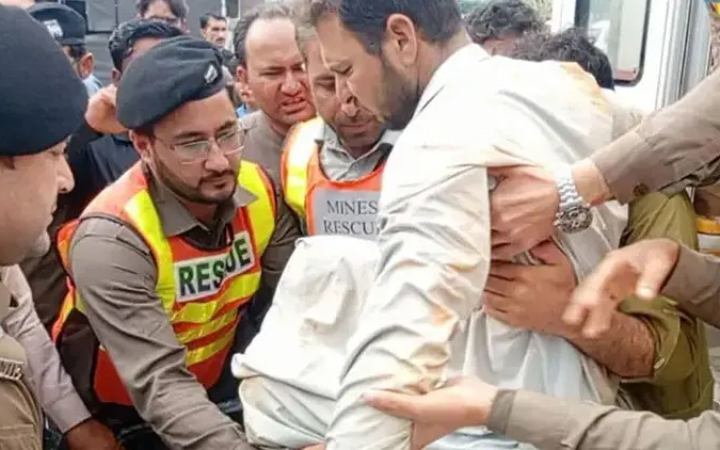 পাকিস্তানে ধ্বংসস্তূপ থেকে ১৭ দিন পর শ্রমিককে জীবিত উদ্ধার