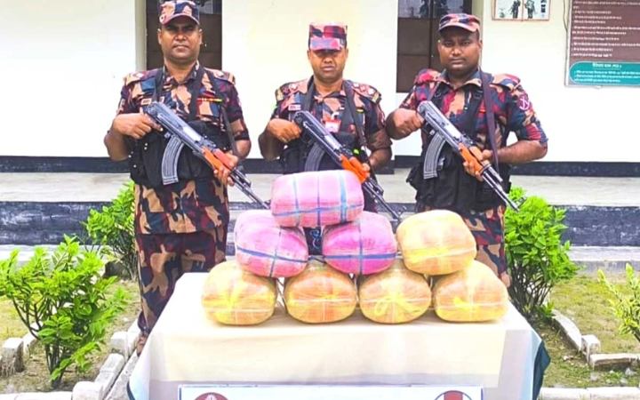 সীমান্তে পৃথক অভিযানে বিপুল পরিমাণ মাদক জব্দ