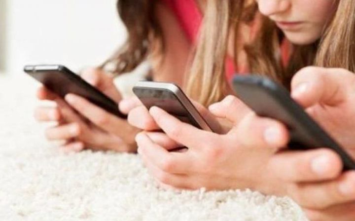 শিশু-কিশোরদের জন্য সামাজিকমাধ্যম ব্যবহারে নিষেধাজ্ঞা দিচ্ছে নরওয়ে