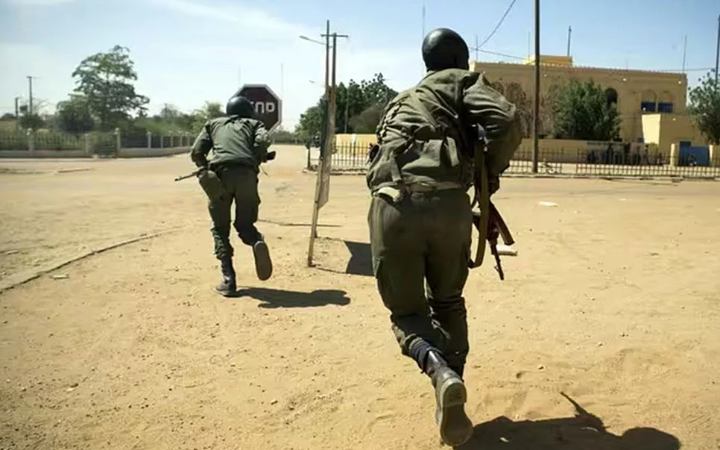 মালির একাধিক সেনা ঘাঁটিতে একযোগে হামলা, কারফিউ জারি