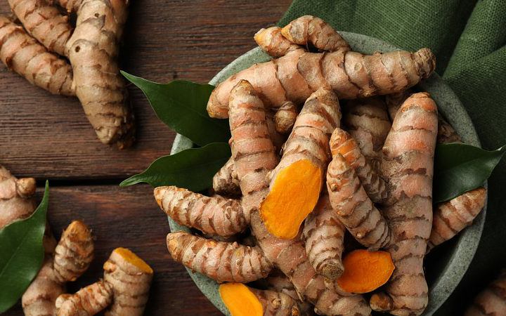 সকালে খালিপেটে কাঁচা হলুদ খাওয়ার উপকারিতা