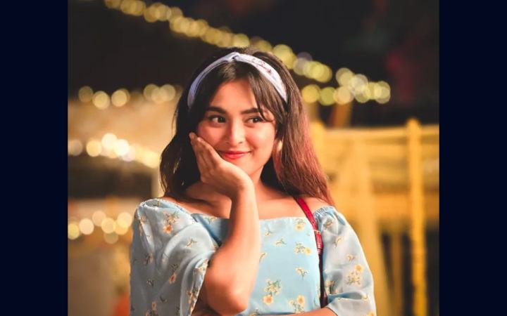 প্রাণবন্ত হাসিতে ক্যামেরায় ধরা দিয়েছেন তটিনী