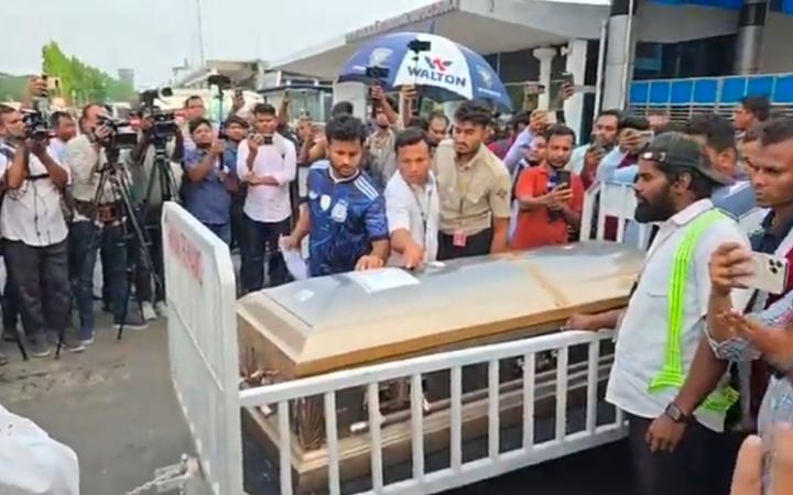 দেশে পৌঁছেছে কারিনা কায়সারের মরদেহ
