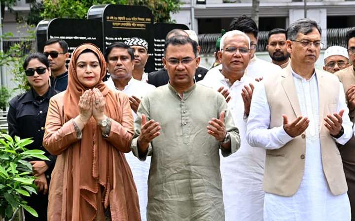 ঈদের দিনে বিডিআর বিদ্রোহে নিহতদের কবর জিয়ারত করলেন প্রধানমন্ত্রী