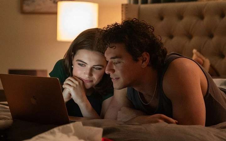 বিশ্বজুড়ে তোলপাড় তুলছে ‘অফ ক্যাম্পাস’