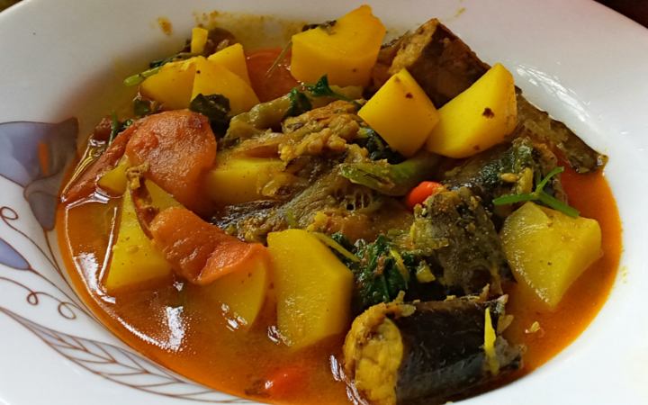 তীব্র গরমে পাতে রাখুন আলু দিয়ে শিং মাছের ঝোল