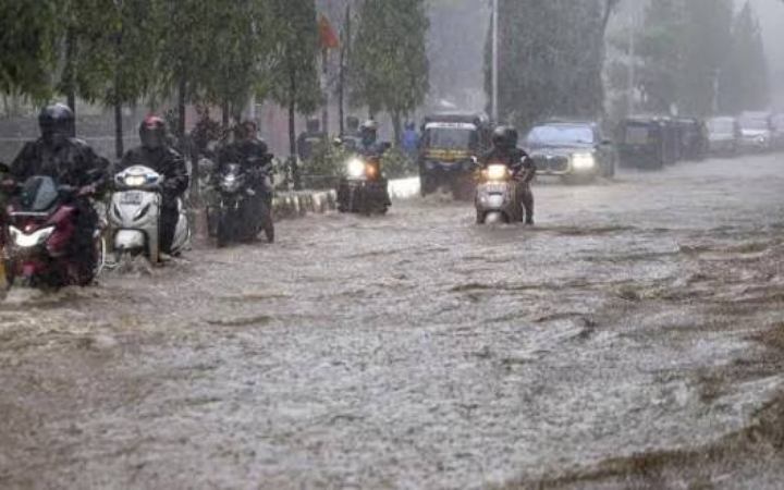 ভারী বৃষ্টিতে বিপর্যস্ত মুম্বাই