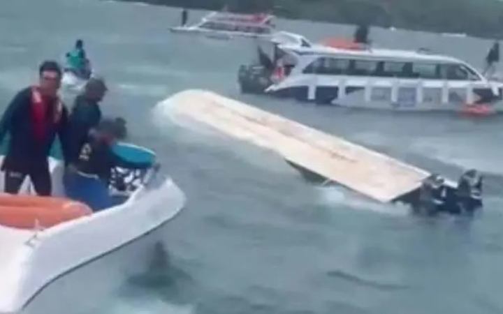 ভিয়েতনামে ভারতীয় পর্যটকবাহী নৌকা ডুবে নিহত ১৫