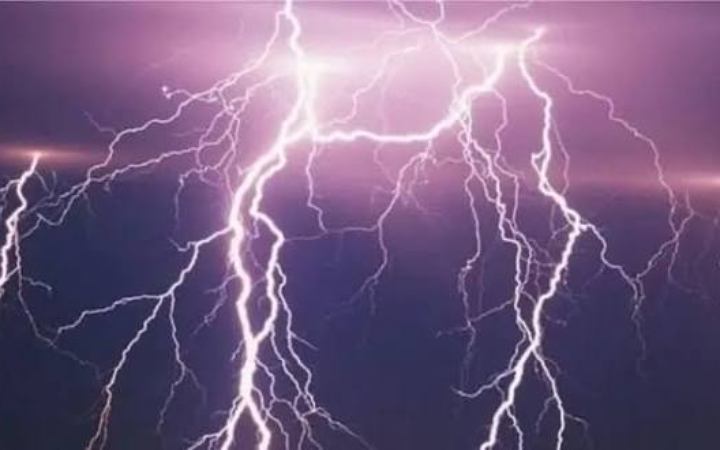 ঠাকুরগাঁওয়ে বজ্রাঘাতে বাবা - ছেলের মৃত্যু