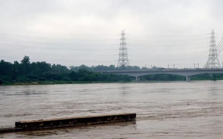 অন্ধ্রপ্রদেশে ৮০ বছরের মাকে নিয়ে খালে ঝাঁপ দিলেন নারী