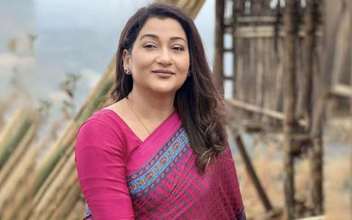 এবার শাড়ী উপহার পেয়ে বিপাকে দীপা খন্দকার