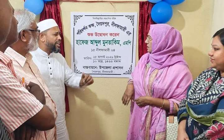 নামফলকে সংরক্ষিত নারী আসনের এমপির নাম না থাকায় তুমুল বিতর্ক