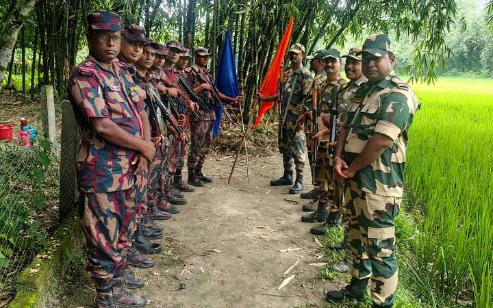 আন্তসীমান্ত অপরাধ দমনে পাটগ্রাম সীমান্তে বিজিবি-বিএসএফ পতাকা বৈঠক