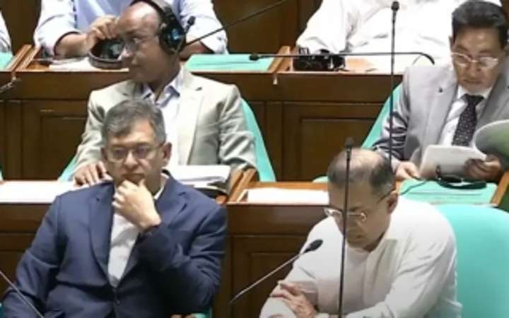 সংসদে প্রধানমন্ত্রীর পাশের আসনটি পেলেন স্বরাষ্ট্রমন্ত্রী