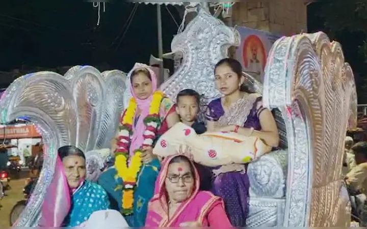 ভারতে দুইশ বছর পর প্রথম মেয়ে শিশুর জন্ম, রাজকীয় অভ্যর্থনায় বাড়িতে আনল পরিবার