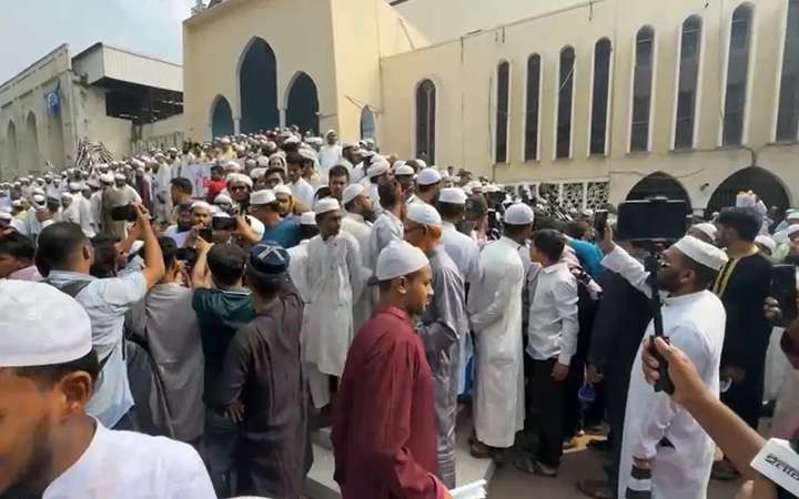 বায়তুল মোকাররমে খতিবের ‘অপসারণ দাবি’ ঘিরে উত্তেজনা