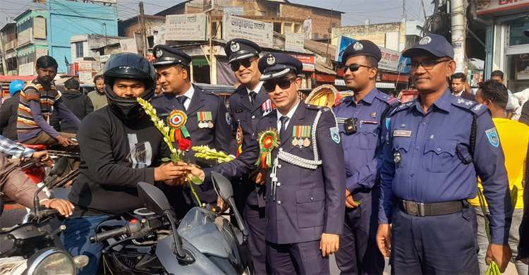 সারাদেশে আজ থেকেই ‘নো হেলমেট, নো ফুয়েল’ কার্যকরের নির্দেশ