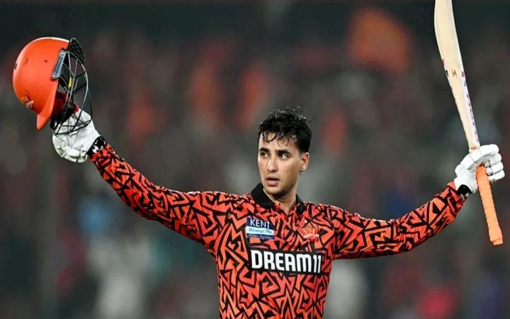 অভিষেকের ঝড়ে জয়ে ফিরল হায়দরাবাদ