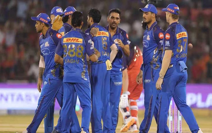 শেষ ওভারের নাটকে বেঙ্গালুরুর কাছে হেরে মুম্বাইয়ের বিদায়