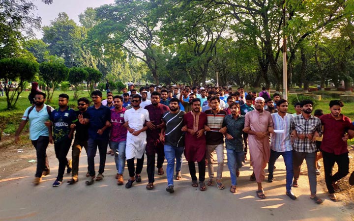 চবিতে শিক্ষার্থীদের উপর ছাত্রলীগের হামলার প্রতিবাদে ইবিতে বিক্ষোভ