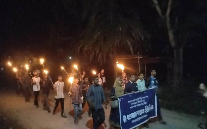 গার্মেন্টস শ্রমিক সান্ত্বনা হত্যার প্রতিবাদে ইবিতে মশাল মিছিল