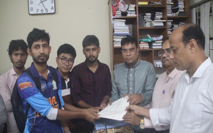 ইবির ‘জুলাইবিরোধী’ শিক্ষকদের পক্ষে সুবিধাভোগী শিক্ষার্থীরা, সাধারণ শিক্ষার্থীদের ক্ষোভ