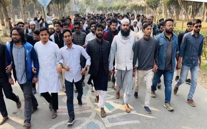 ইবিতে নিয়োগ স্থগিতের প্রতিবাদে শিক্ষার্থীদের বিক্ষোভ, প্রশাসন ভবনে তালা