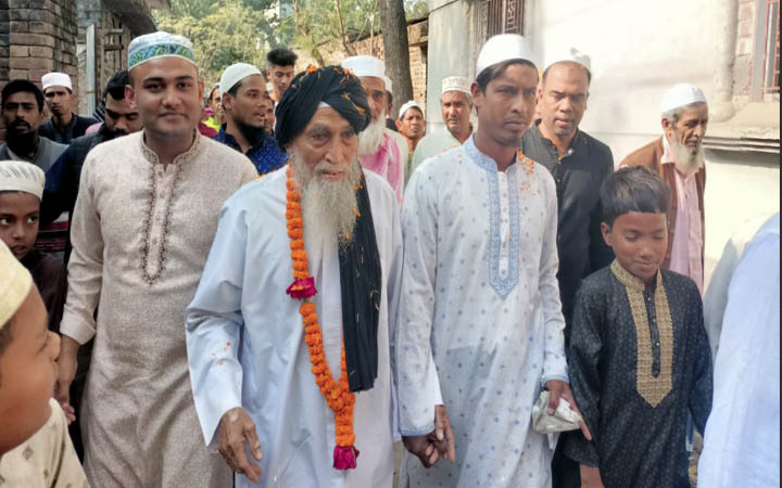 রাজকীয়ভাবে মসজিদের ইমামকে বিদায় দিলেন এলাকাবাসী