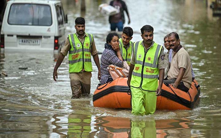 ভারী বৃষ্টিতে তলিয়ে গেছে ভারতের বেঙ্গালুরু, নিহত ১