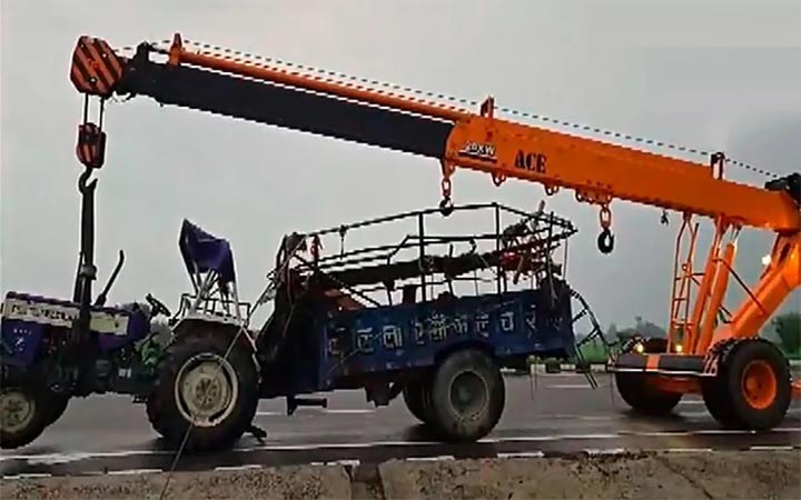 উত্তরপ্রদেশে ট্রাক্টরে কন্টেনারের ধাক্কায় নিহত ৮, আহত ৪৫
