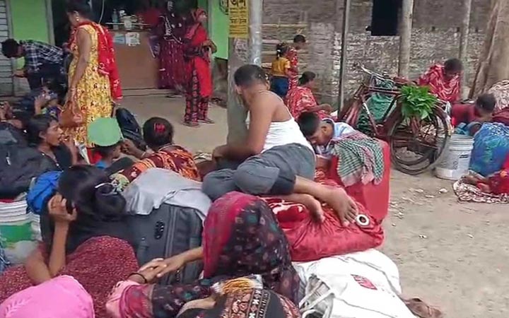 বাংলাদেশে ঢুকতে ভারত সীমান্তে হঠাৎ শত শত মানুষের ভিড়