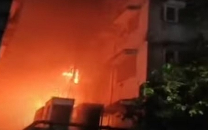 কলকাতায় বহুতল ভবনে আগুন